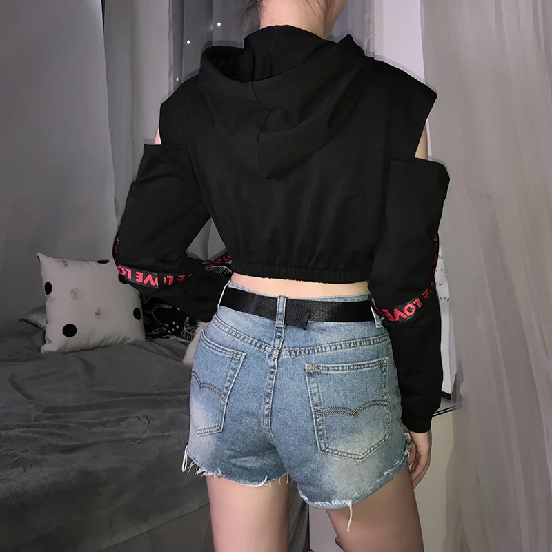 Женская толстовка с открытым плечом Fitshinling черная капюшоном и ремнем на цепочке в