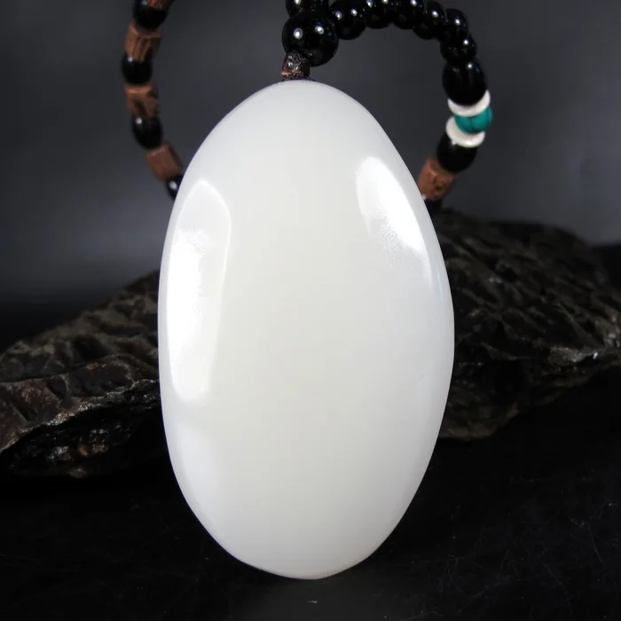 Синьцзян и Тянь Юй раскладывают кусочки семян толстых белых нефритовых сокровищ