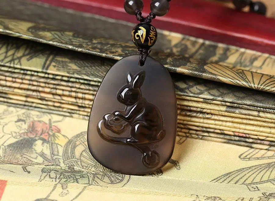 Из натурального прозрачного камня вида Подвеска из вулканического стекла Кролик