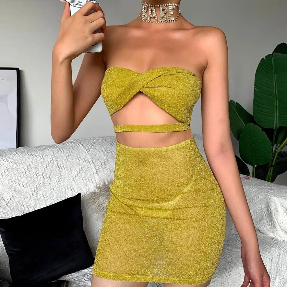 Женское платье однотонное облегающее грудь без бретелек с вырезом бедра