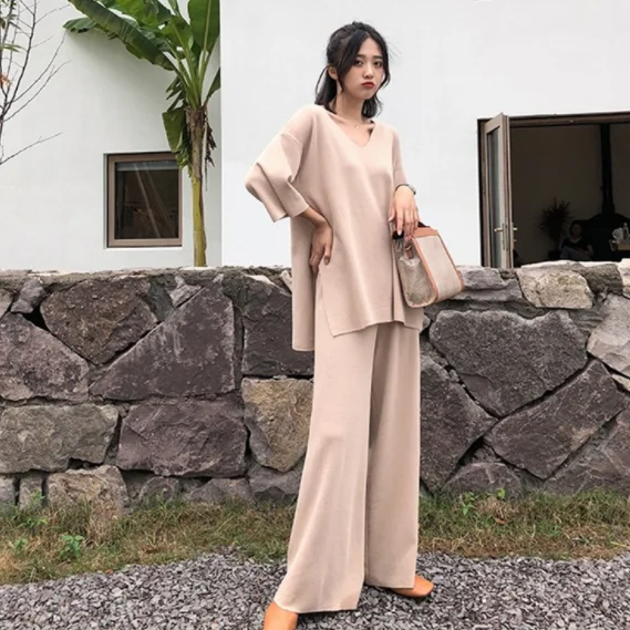 Женский трикотажный костюм из двух предметов пуловер с V-образным вырезом и