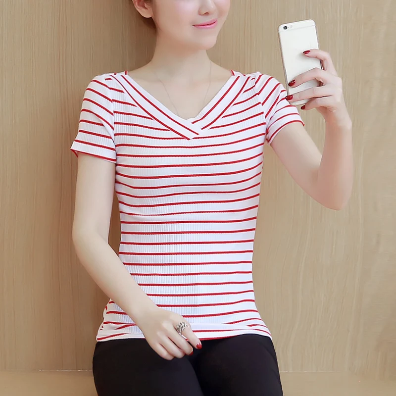 Женская футболка с V образным вырезом розовая Повседневная в полоску стиле