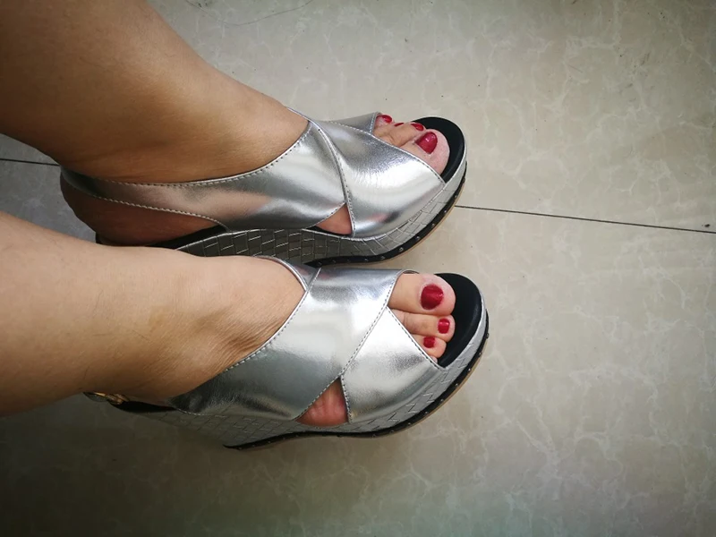 Подглядывать высокий каблук экстремальный Slingback фетиш заклепка обувь насосы Серебряный шпилька платформа клинья сандалии лето женщины Настоящая кожа Лето