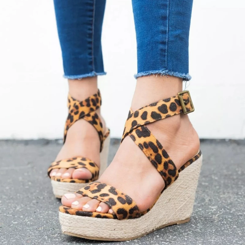 SWQZVT/леопардовые босоножки на высоком каблуке Женские кожаные туфли танкетке с