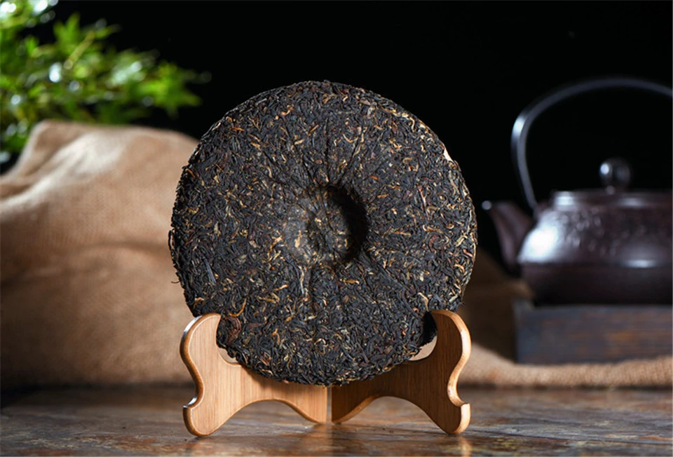 

Yunnan Sun Dried Ancient Arbor Tree Dianhong Dian Hong Black Cake 357g Tea