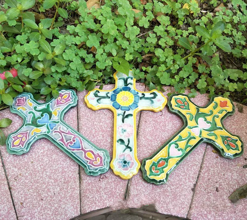 Крестовая скульптура керамические изделия окрашенные нежные украшения песочное