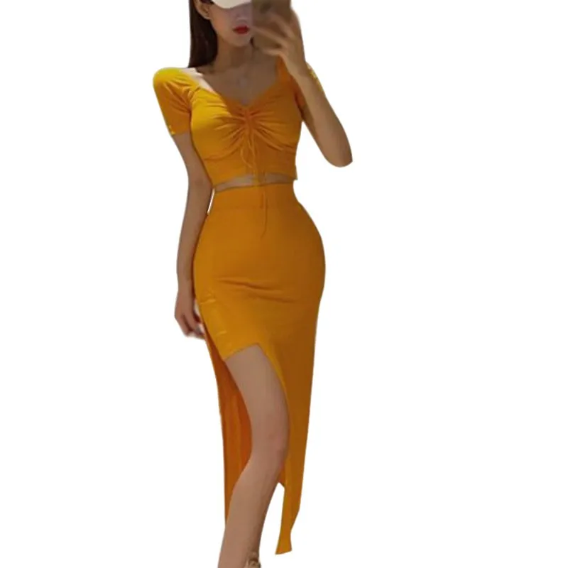 

Женский комплект из двух предметов, желтая короткая юбка, облегающая футболка с V-образным вырезом в Корейском стиле и привлекательная юбка ...