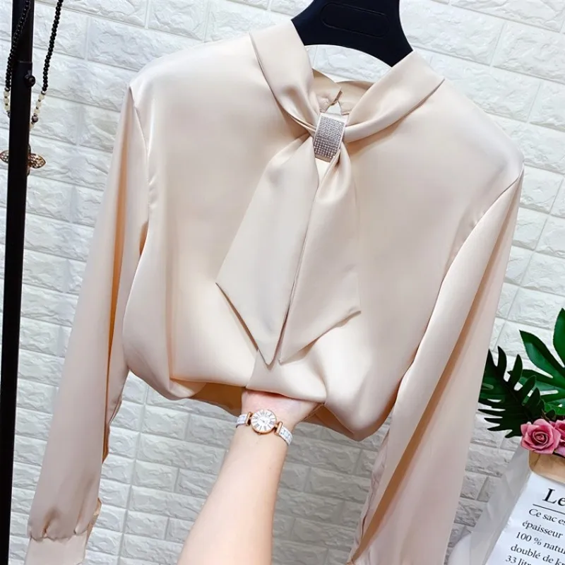 Блузка женская демисезонная однотонная из искусственного шелка с галстуком