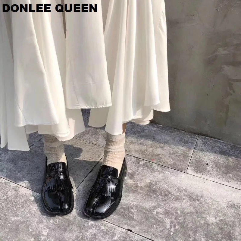 Модные туфли на плоской подошве с раздельным носком женские оксфорды в