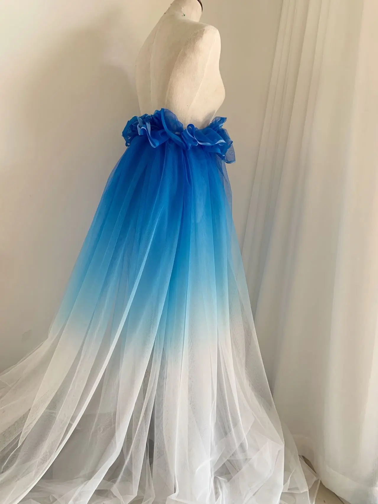 

5 Yards Ombre Colors Tulle Lace Fabric White and Blue Gradient Netting Dip Dye Gauze for Haute Dress,Girls Skirt,Free Shipping