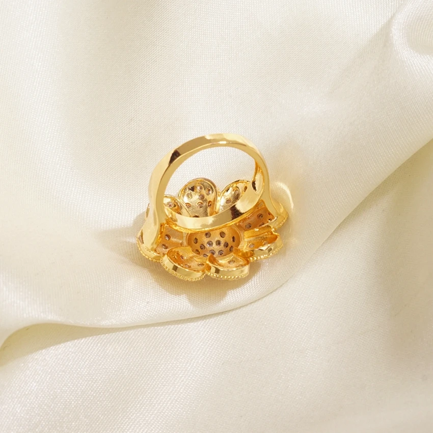 Роскошное большое кольцо с прозрачным фианитом кольца на палец растением и