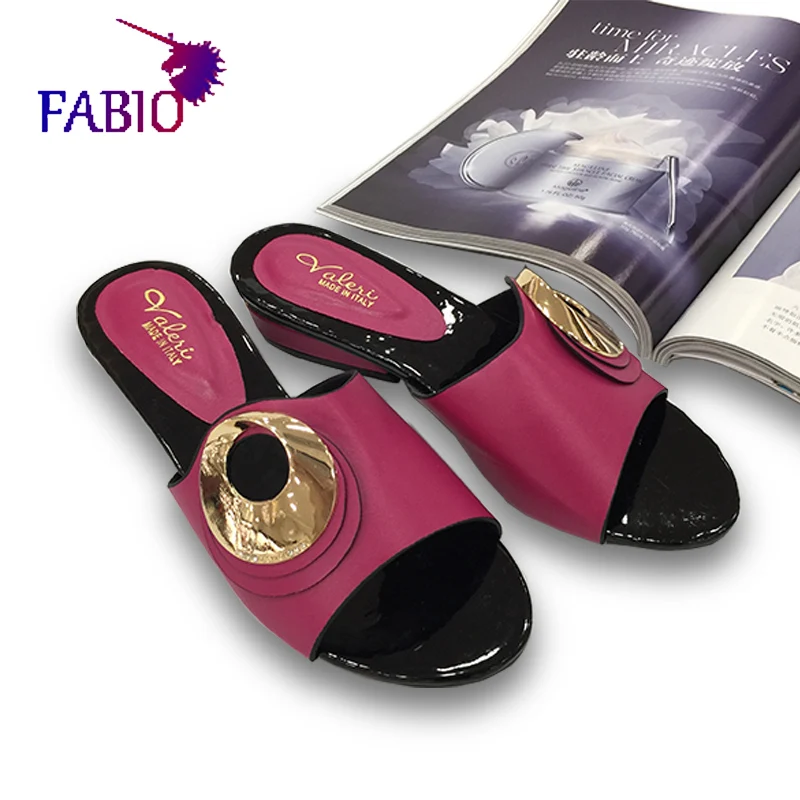 Модные туфли на низком каблуке с металлическими пуговицами для мамы шлепанцы в