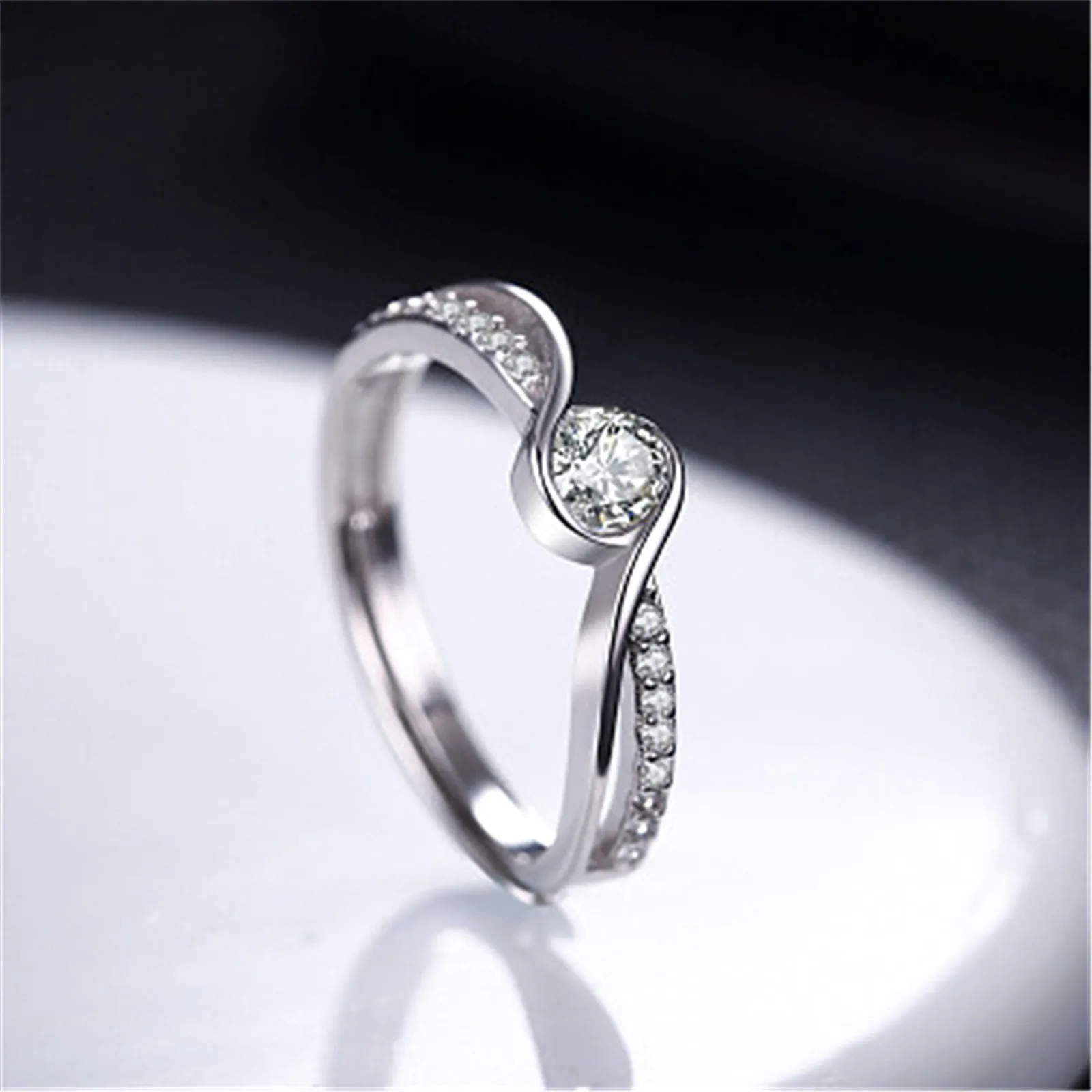 

Creative Wave Flashing Ring Sliver Color Wedding Engagement Rings Jewelry Fashion Finger Ring Girl Jewelry Gift 2021 Fashion R5
