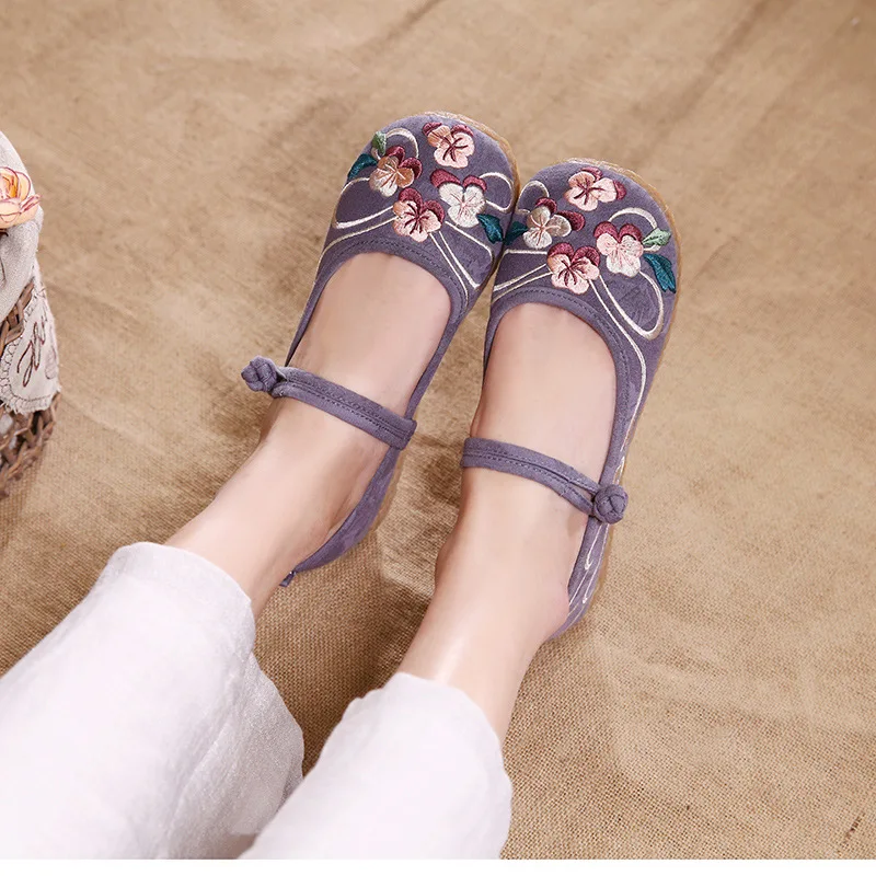 Spring Autumn Women Shoes National Embroidered Breathable Ladies Flat Footwear Casual Cloth Female Shoes Hot Sale High Quality