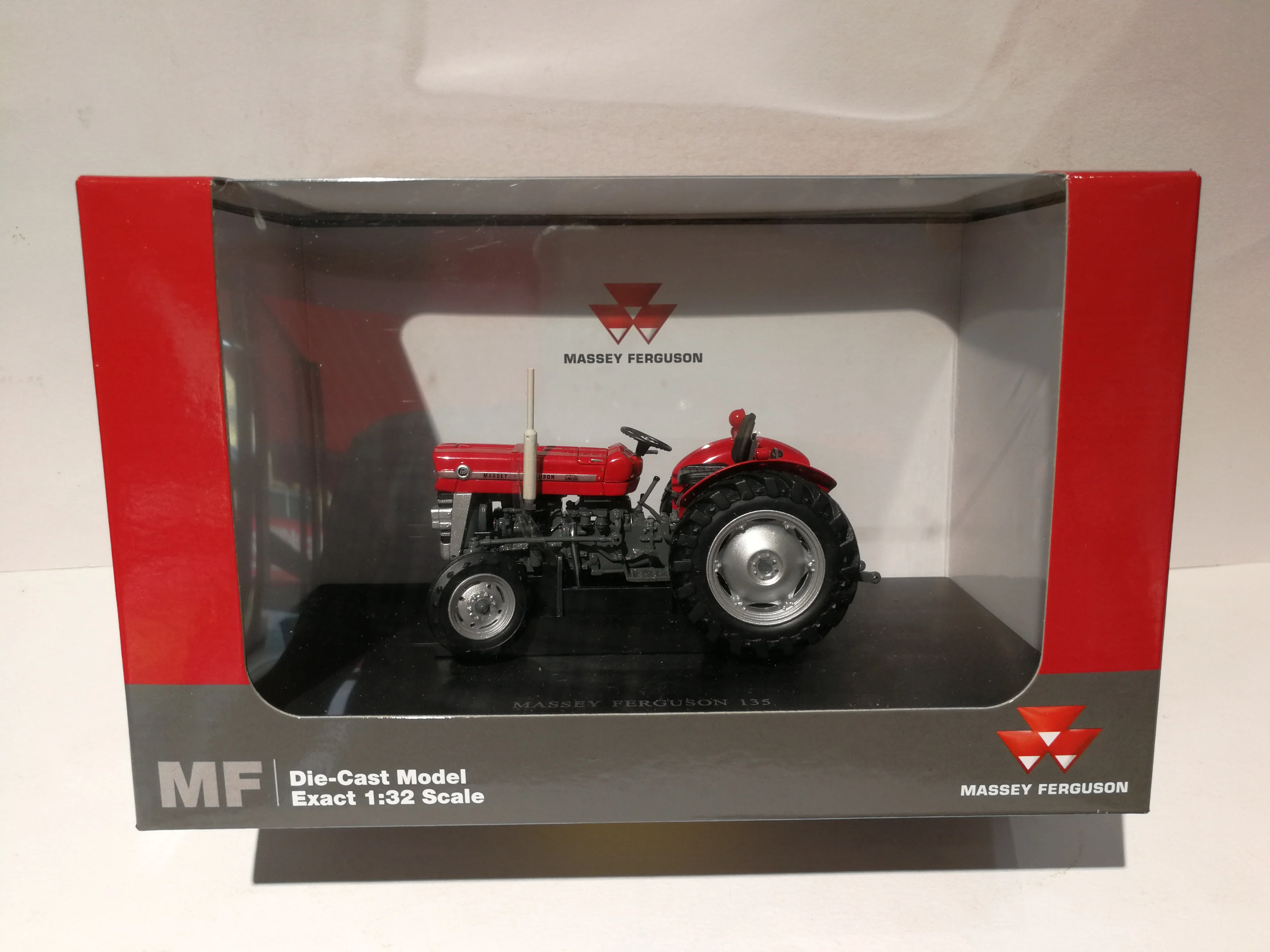 UH-2785 1:32 Massey Ferguson 135 Тракторные игрушки |