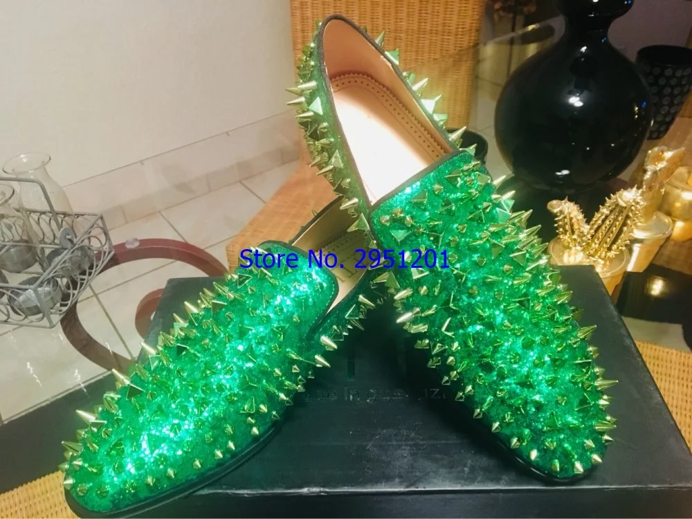 Туфли мужские на плоской подошве с шипами блестящий золотистый Серебристый |