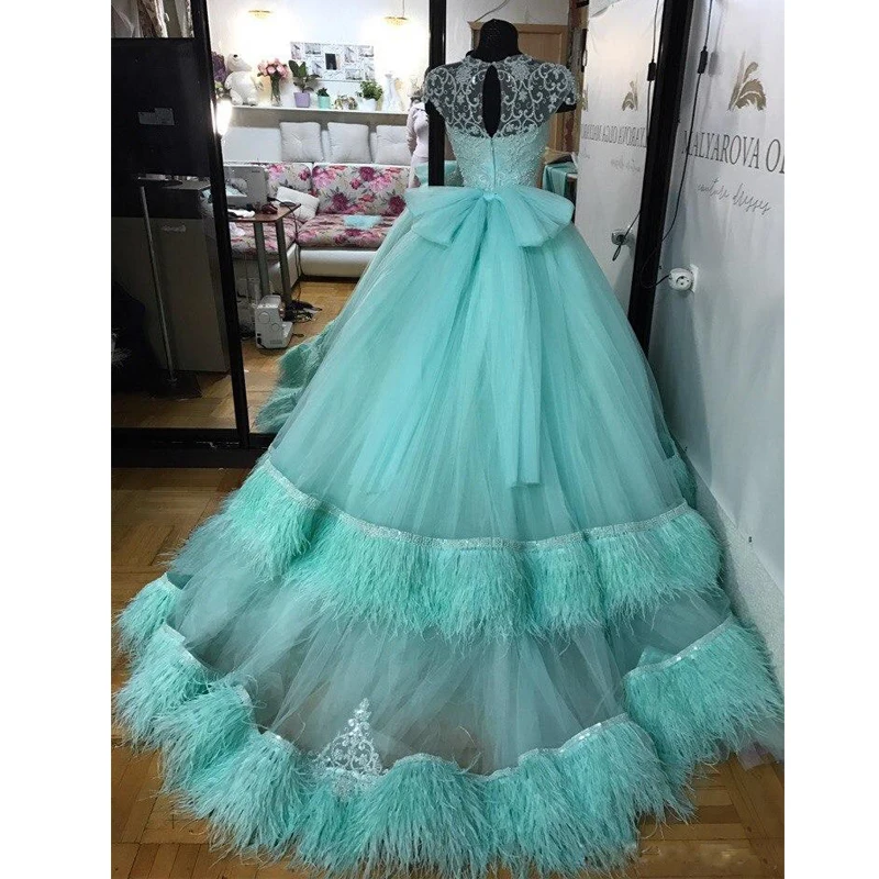 Glamorous Feather Tiered Skirt Prom Dresses O Neck Cap Sleeve Lace Appliques Special Occasion Dress Sweep Train Evening Gowns