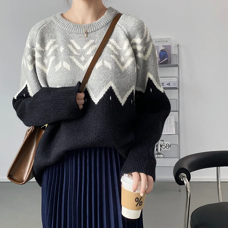 

Женский жаккардовый свитер с круглым вырезом