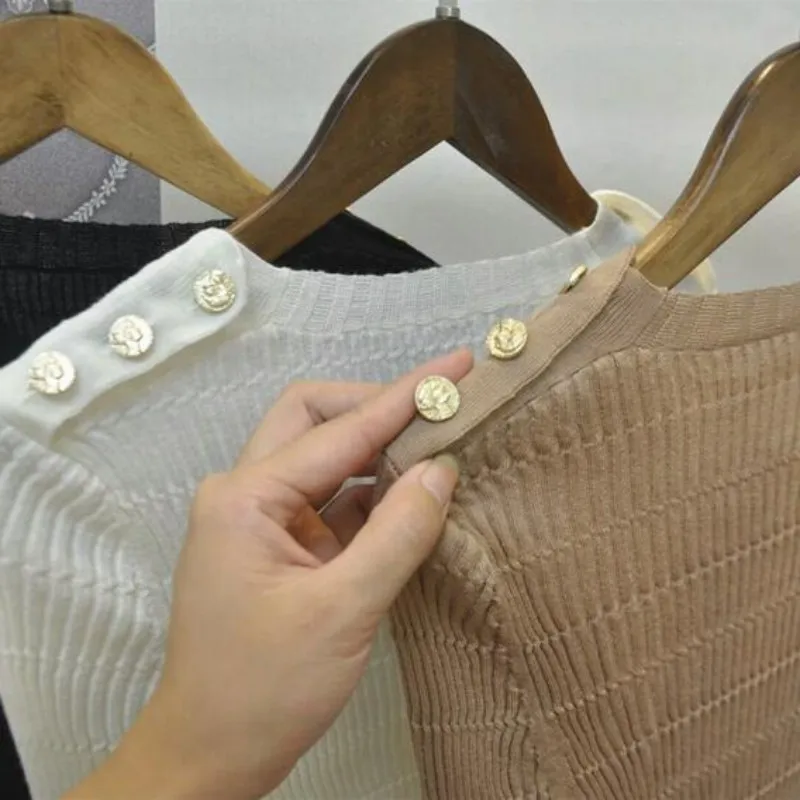 Лето Весна Vogue Новое поступление Женская вязаная блузка с золотыми пуговицами на