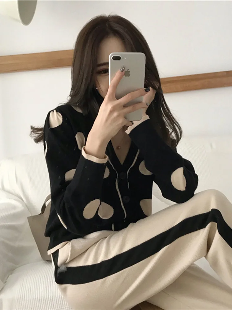 

Женский трикотажный кардиган и брюки в стиле ретро на весну и осень