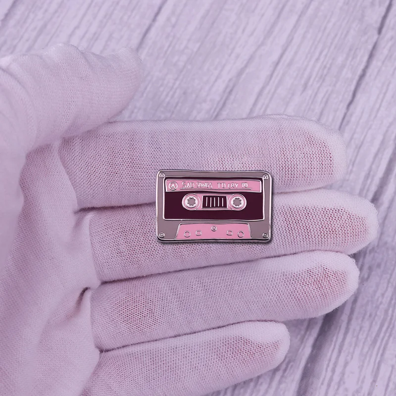 Эмалированная Булавка С грустными песнями плакать на ленте микстройный значок