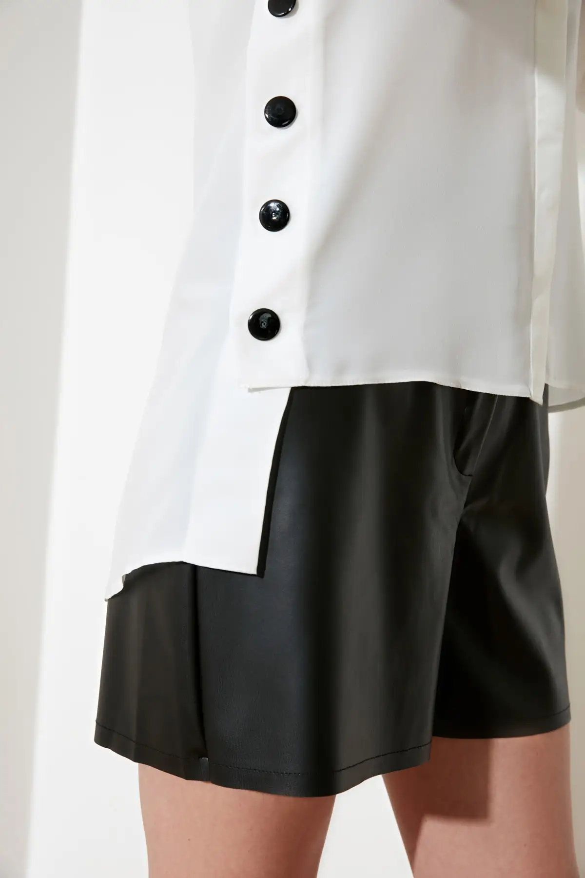 Белая рубашка с застежкой | Женская одежда