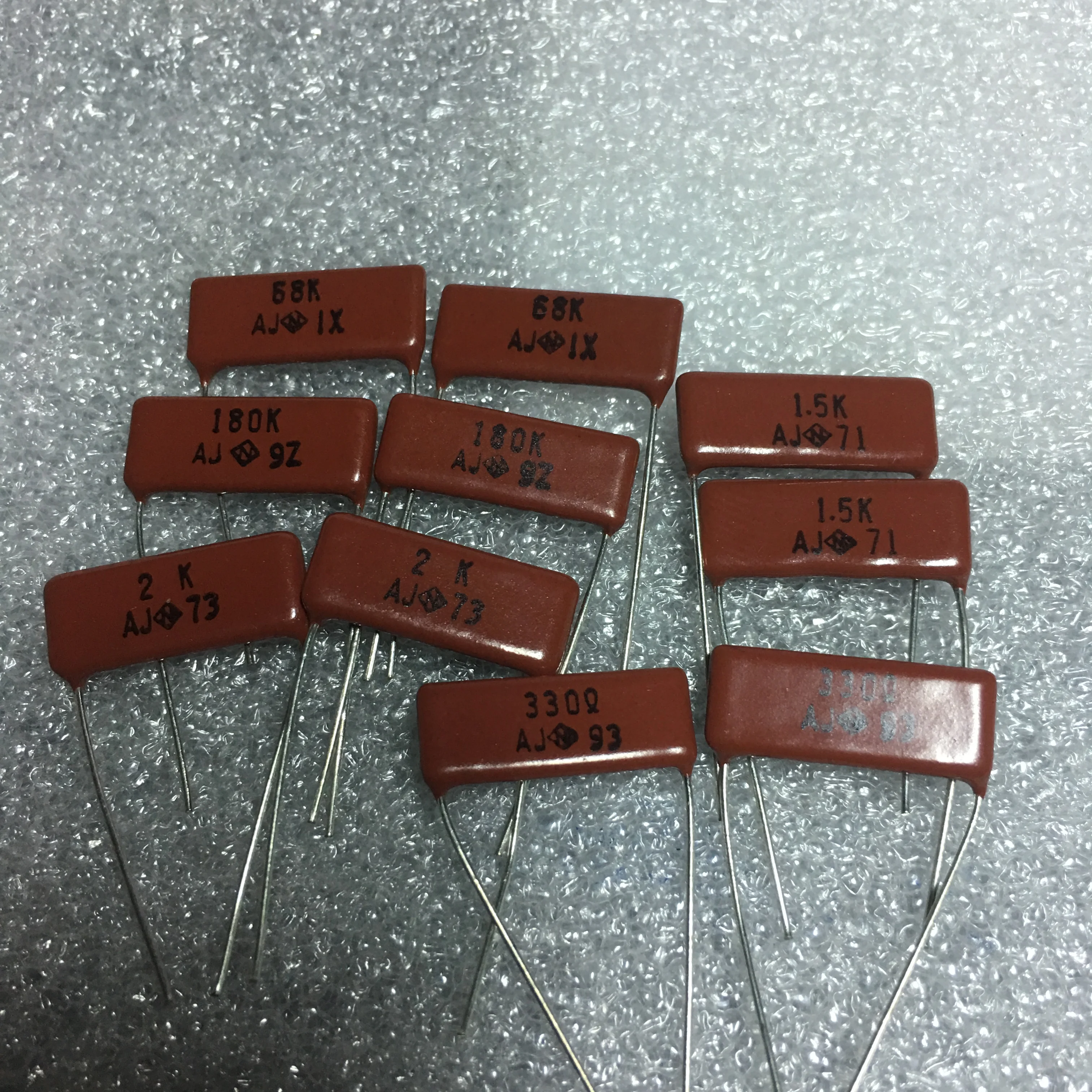 

Imported capacitor electronic resistance 1W 220K 180K 330r 68K 2K 1R fever resistance foot pitch 14mm electrolytic capacitor