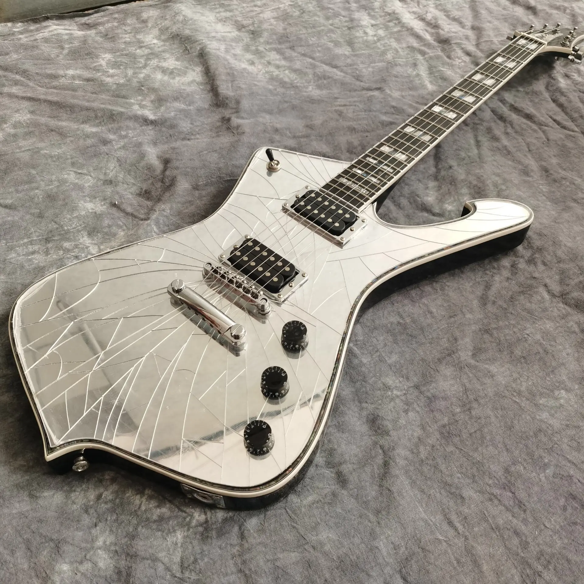 

Новый стиль. Электрическая гитара. Зеркальная Верхняя панель gitaar. Фингерборд из палисандра высокое качество звукосниматели. Ручная работа 6...