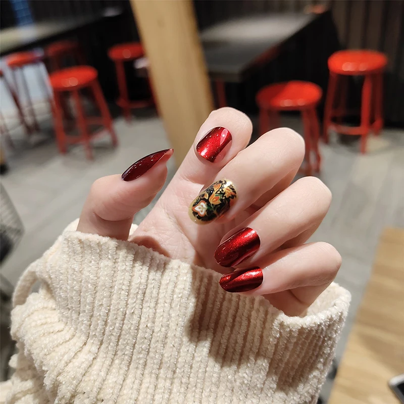 Накладные ногти с жемчугом светло-красные титановым принтом в коробке средней