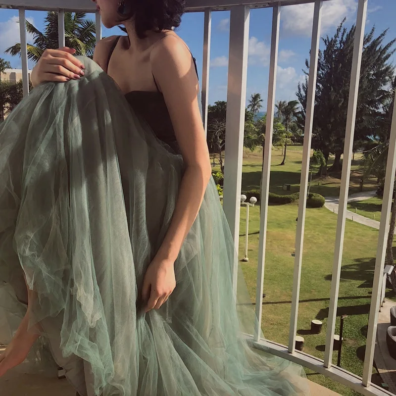 Женское приталенное платье на тонких бретельках Тюлевое с завышенной талией и