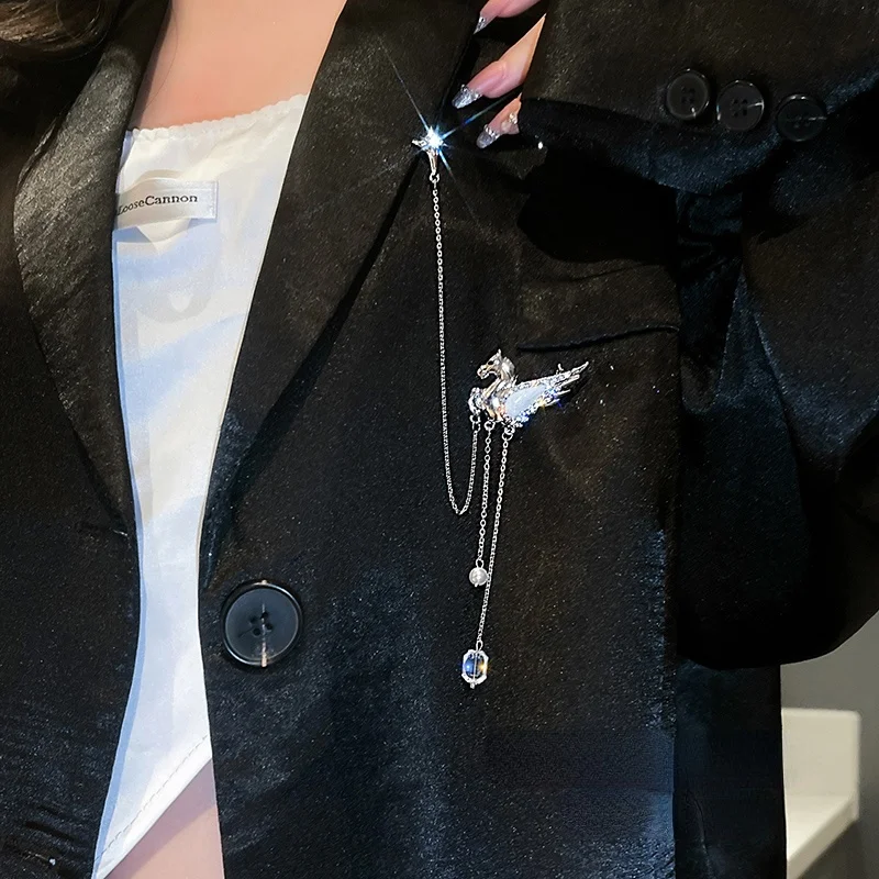 

Женский аксессуар в стиле ретро с бриллиантами