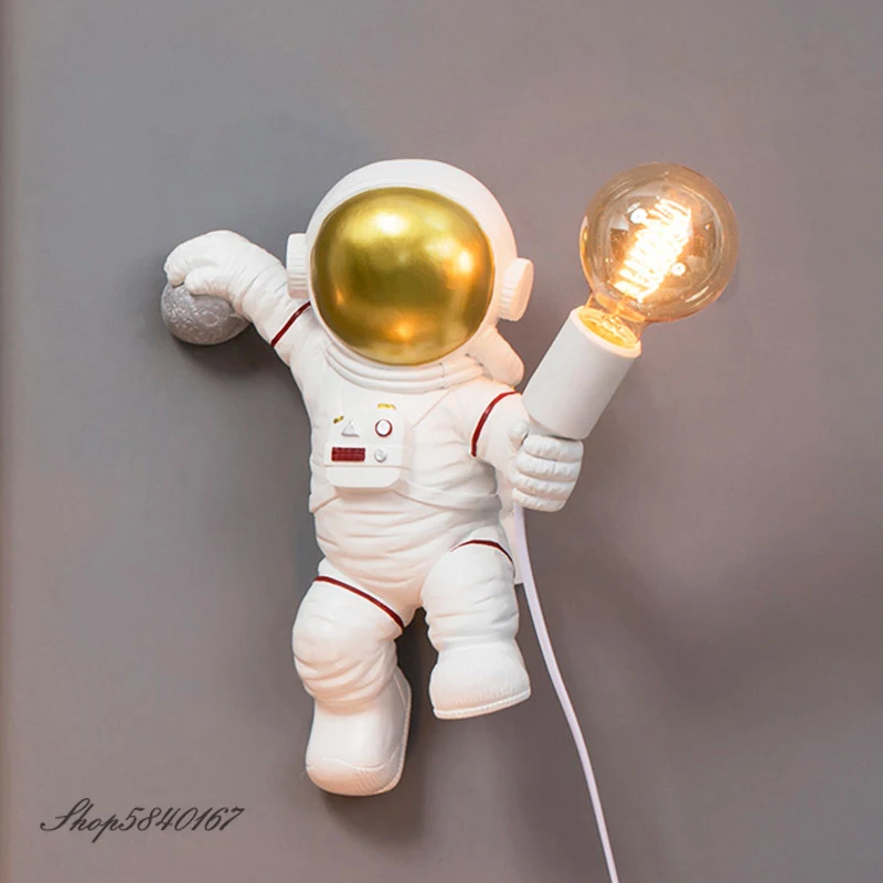 

Modern Astronaut Table Lamp Art Deco Resin Lamp Table Bedroom Lamp Creative Living Room Loft Decoration Space Man Desk Light LED