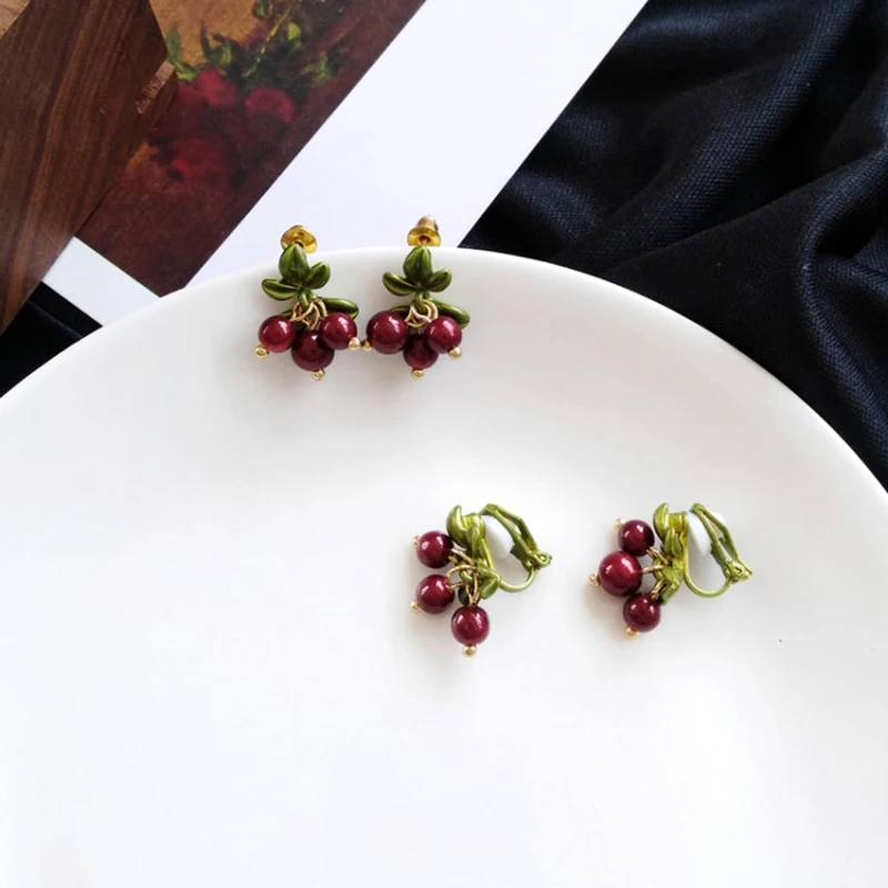 Женские серьги подвески с зелеными листьями красные бусины вишенки лето
