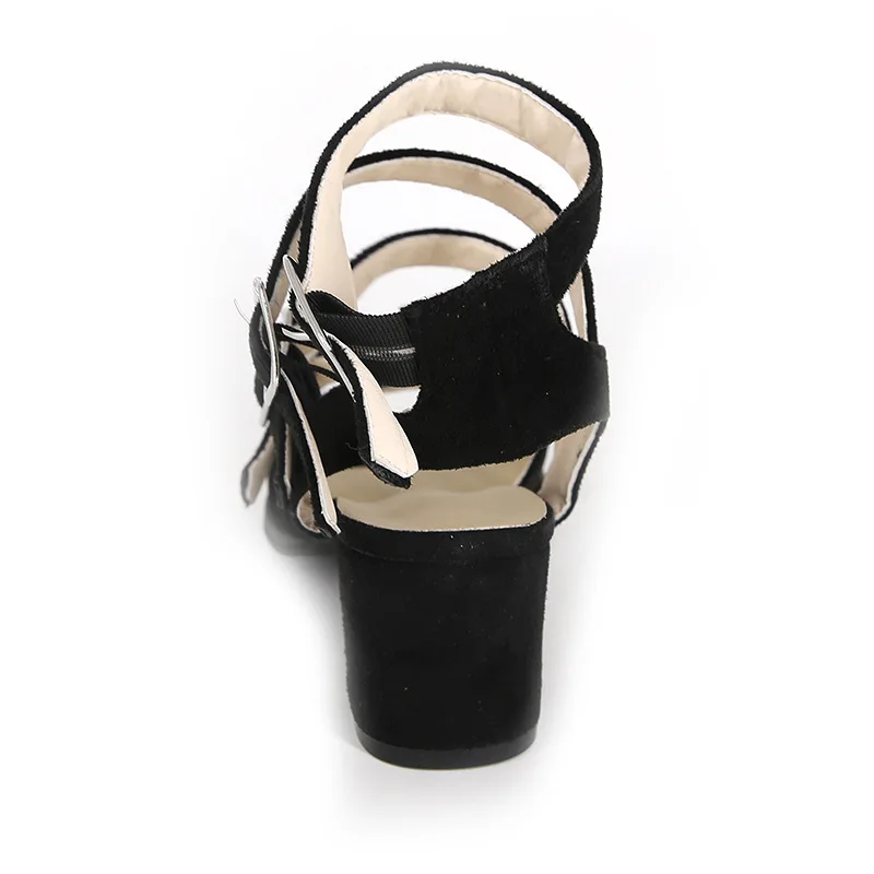 Женские босоножки-гладиаторы из флока на среднем каблуке с ремешком и пряжкой |