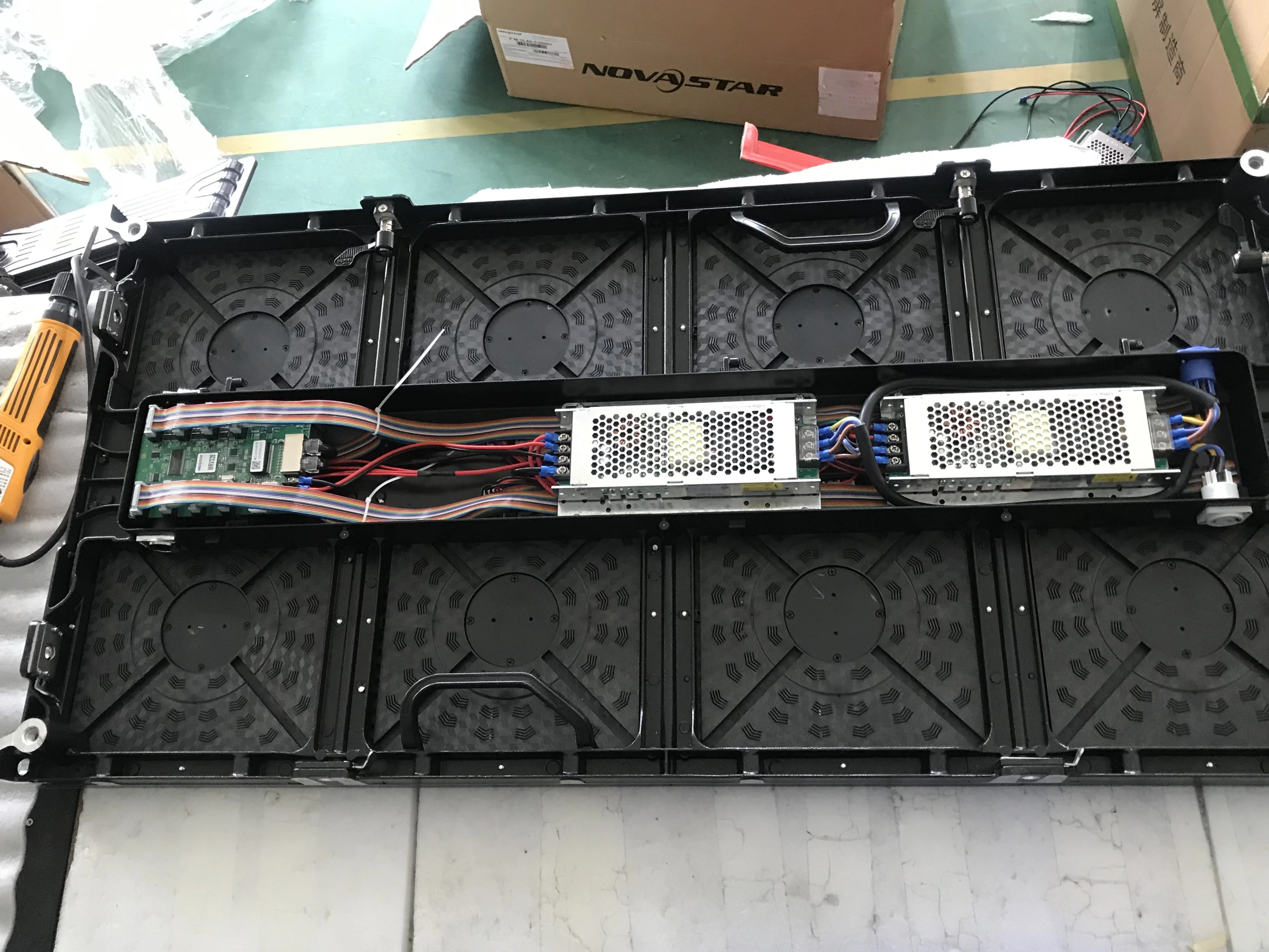 P4 P4.81 внутренний наружный подвесной изогнутый СВЕТОДИОДНЫЙ дисплей Панель