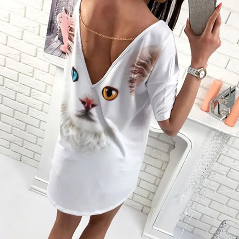 Женское платье-футболка с коротким рукавом низким вырезом и открытой спиной