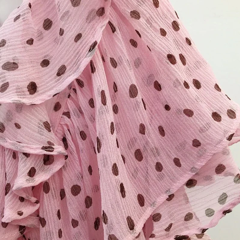 Новое шелковое платье с волнистым принтом в горошек на лето 2020 это Струящаяся и