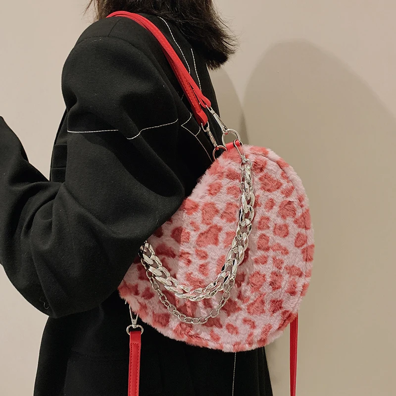 

Сумка для подмышек в форме сердца с леопардовым принтом Новинка Зима 2021 Высококачественная плюшевая женская дизайнерская сумка дорожная с...