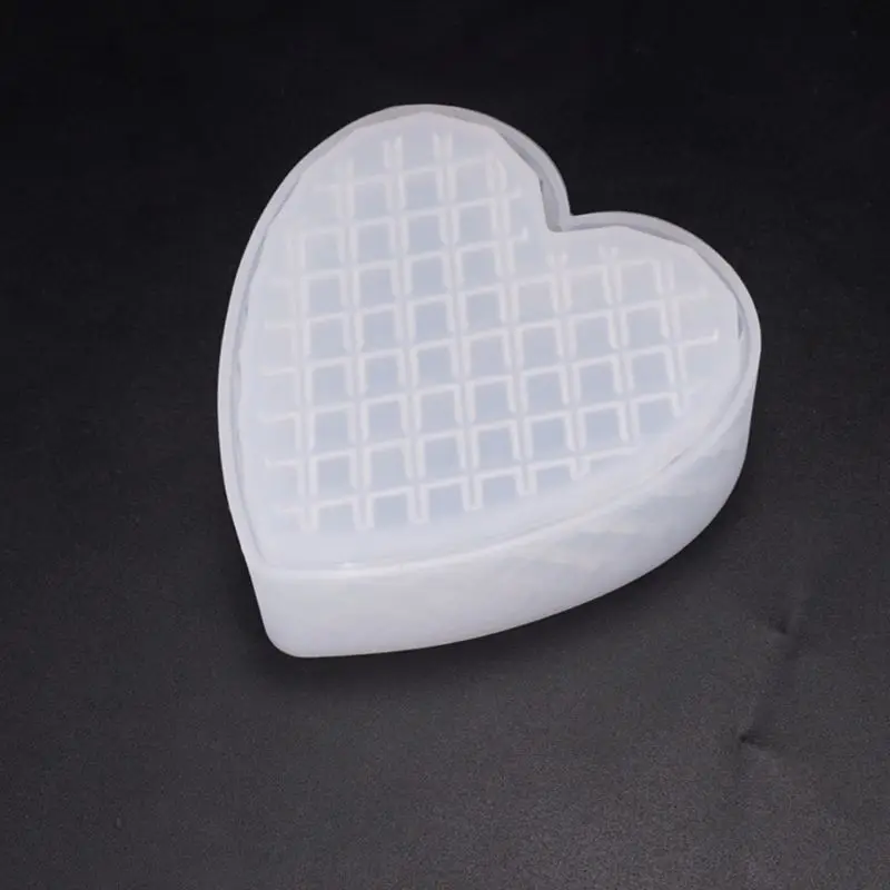 В форме сердца отрезанный участок пресс формы &quotсделай сам&quot из хрустальной