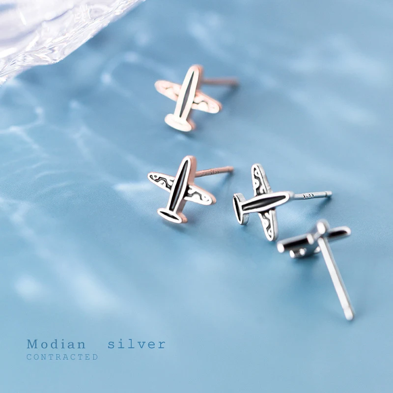 Серьги гвоздики женские в виде маленького самолета из серебра 925 пробы с черной