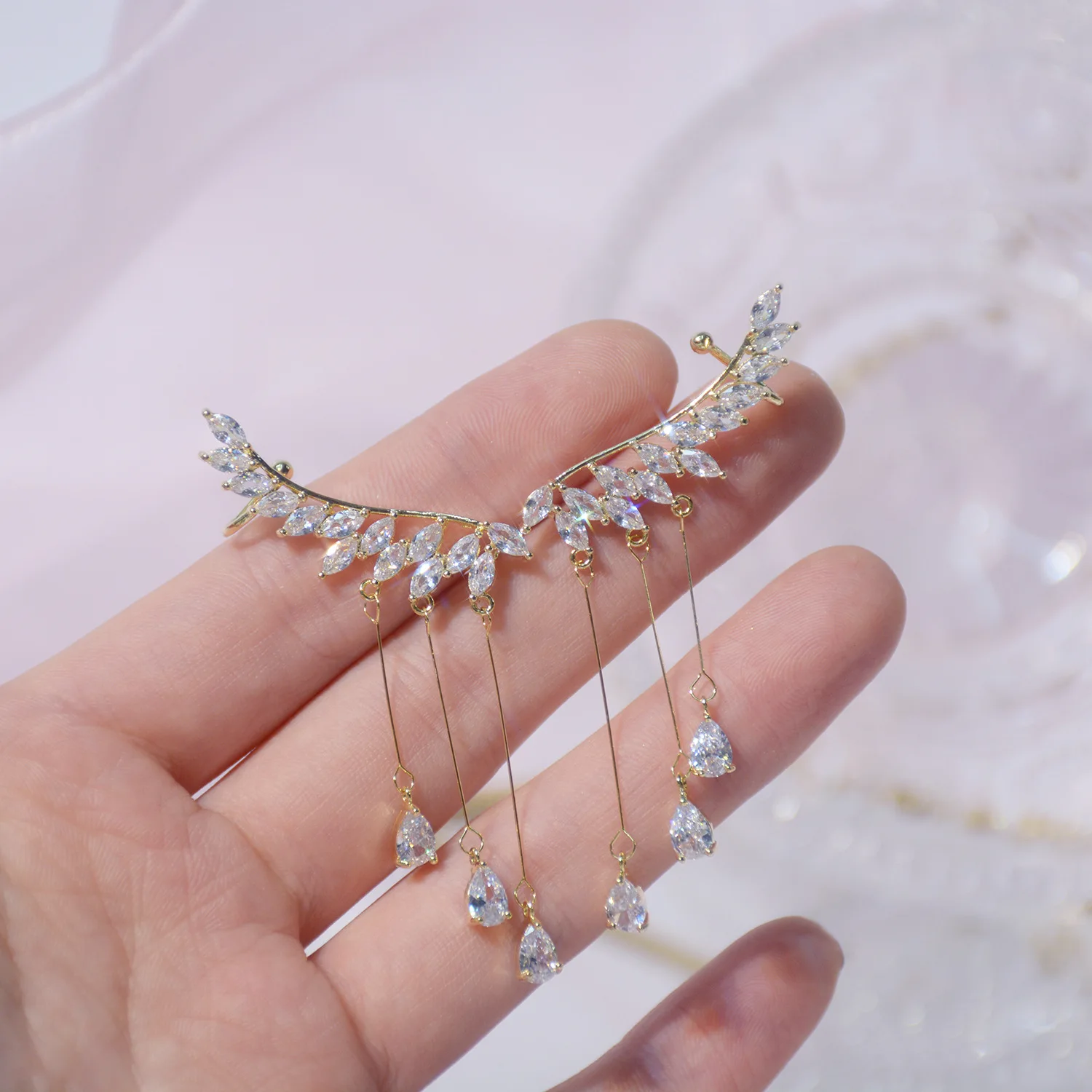 

Design Sense Wing Shape Super Shining Leaf Zircon Temperament Tassel Earrings For Women Elegant Water Drop Pendant Ear Bone Clip