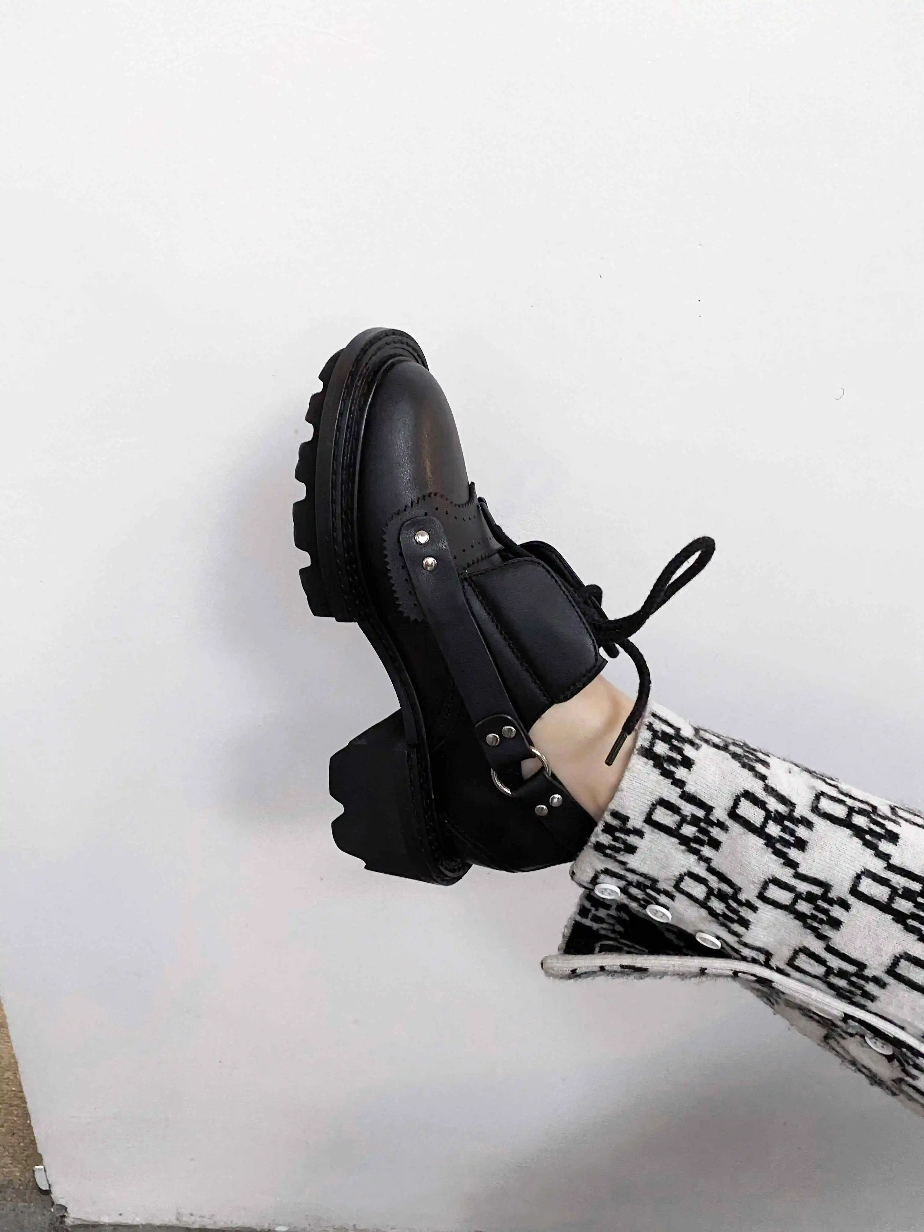 

Krazing Pot european style full grain leather coolest buckle decorations round toe low heel lace up young lady women pumps L26