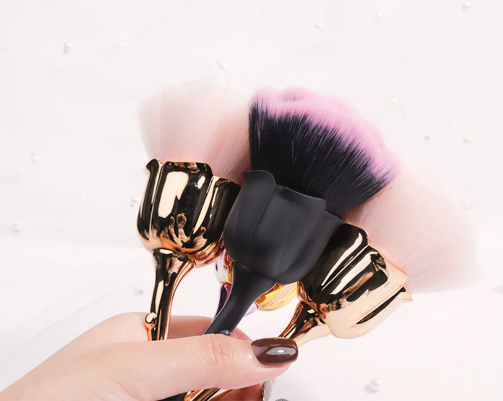 Розовая кисть для дизайна ногтей