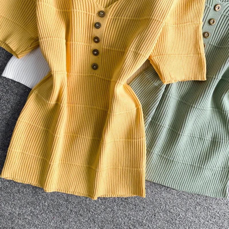 Однотонная трикотажная футболка с V-образным вырезом новая женская коротким