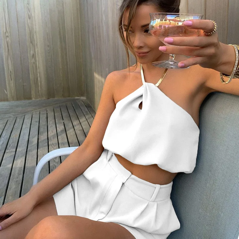 Momoland 2021 Summer New CropTop Backless Metal Chain Halter Top Sleeveless Short Cloth For Girls Casual Streetwear Outfit Y2K