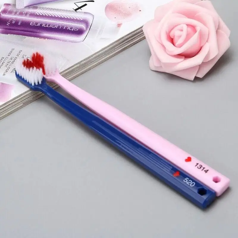 Зубная щетка с мягкой щетиной 2 шт. черная белая сердечком для пар экологически