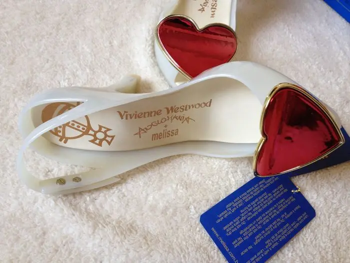 Женские туфли лодочки на высоком каблуке с открытым носком украшенные