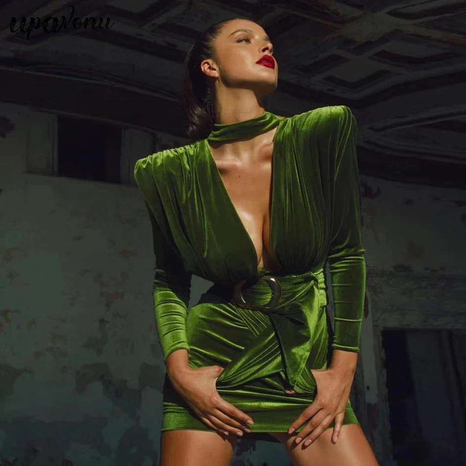 Зеленое Бархатное облегающее мини платье с поясом и глубоким V образным вырезом