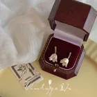 Французские Ретро шикарные элегантные маленькие свежие простые дизайнерские белые серьги