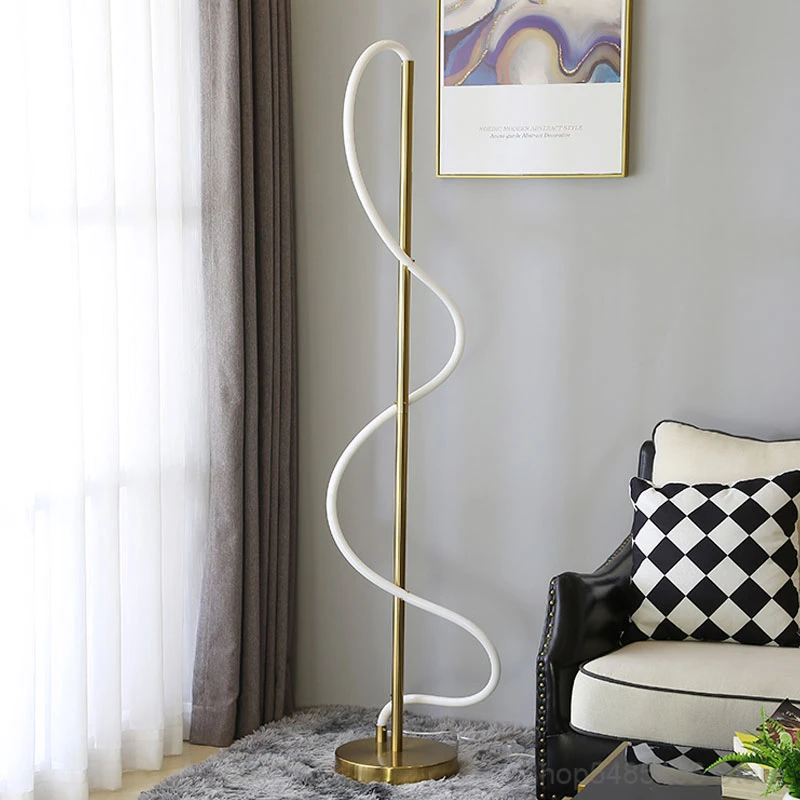安い ミニマリストのライン床のための近代的な豪華な Led スパイラル置きランプリビングルームベッドルーム、オフィス背床スタンド照明器具